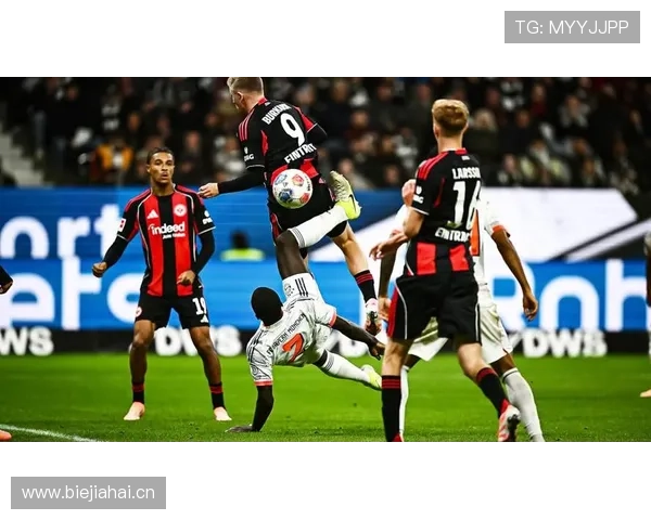 拜仁防线压上成瘾,身后空当频遭利用,防守稳定性面临考验 拜仁防线压上成瘾,身后空当频遭利用,防守稳定性面临考验